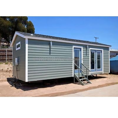 Maison en panneau sandwich en acier à toit triangulaire en extérieur préfabriqué avec tubes carrés en acier galvanisé
