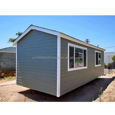 Maison en panneau sandwich en acier à toit triangulaire en extérieur préfabriqué avec tubes carrés en acier galvanisé