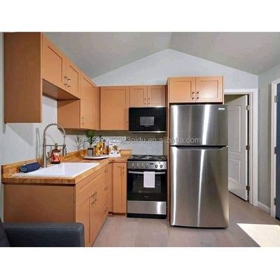 Maison en panneau sandwich en acier à toit triangulaire en extérieur préfabriqué avec tubes carrés en acier galvanisé