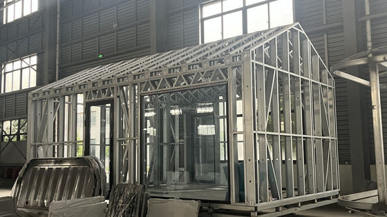 Villa préfabriquée à deux étages rapidement installée avec un cadre en A et un conteneur triangulaire en tubes carrés en acier galvanisé