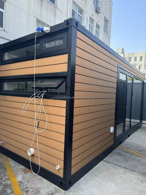 Couleur personnalisée Container préfabriqué de 40 pieds Maison en bois 3 Chambres à coucher et salon Design en acier extensible pour l'extérieur