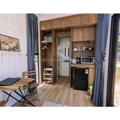 Maison de conteneurs de design moderne à deux étages avec espace extérieur extensible et tubes carrés en acier galvanisé