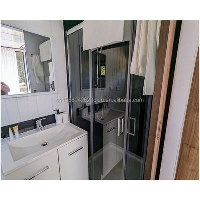 Maison de conteneurs de design moderne à deux étages avec espace extérieur extensible et tubes carrés en acier galvanisé