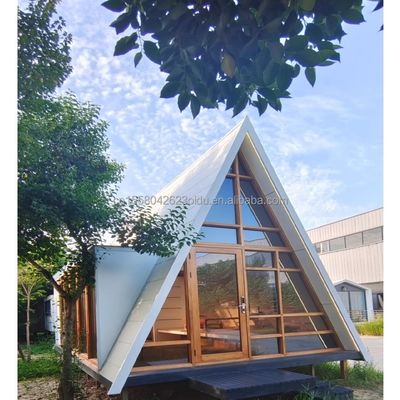 2024 Maisons triangulaires préfabriquées avec chambres à coucher Salles de bains et fenêtres en alliage d'aluminium aux couleurs personnalisées