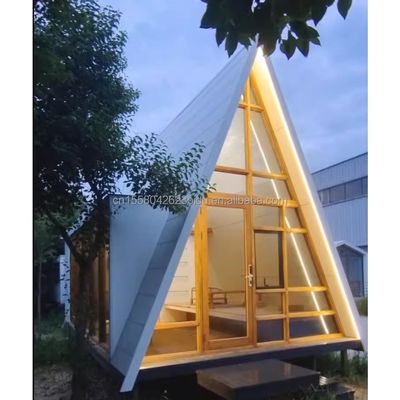 2024 Maisons triangulaires préfabriquées avec chambres à coucher Salles de bains et fenêtres en alliage d'aluminium aux couleurs personnalisées