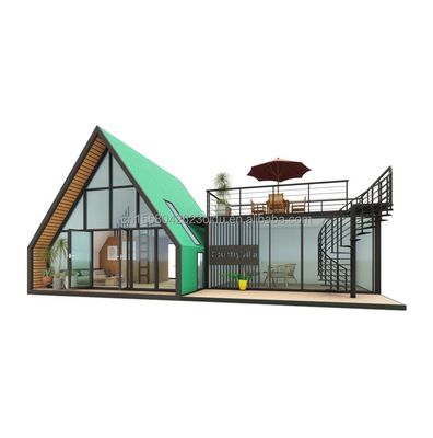 Maison de conteneurs préfabriqués élégante avec fenêtres en alliage d'aluminium dans un triangle en acier