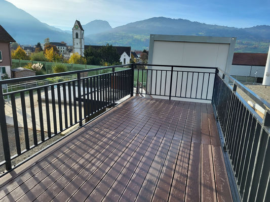 Container de 20 pieds de largeur, de design moderne, en acier, préfabriqué, mobile, maison, café-bar, avec terrasse et application extérieure