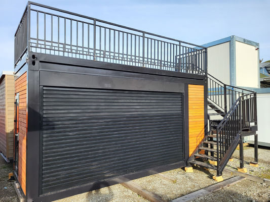 Maison de conteneurs préfabriqués à deux étages pour le centre commercial style Boba 50/75/100 mm Wave Sandwich Panel Mur et terrasse de design moderne