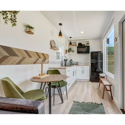 50/75/100mm Panneau sandwich ondulé Mural Container en acier préfabriqué Maison pour hôtel 20 pieds en bois appartement familial préfabriqué