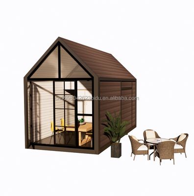 Maison en bois triangulaire de 20 pieds pliable maison en bois de transport avec panneau sandwich ondulé de 100 mm Murs et fenêtres en alliage d'aluminium