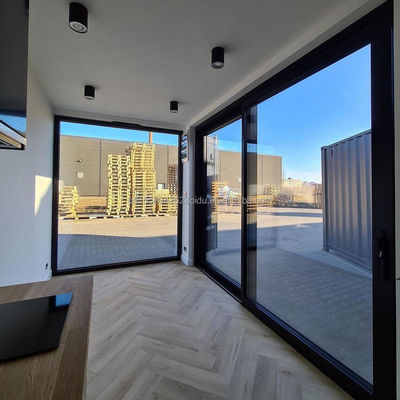 Hôtel d'une chambre à coucher Container de livraison noir Maison en acier Porte de luxe Maison en bois préfabriquée de 20 pieds avec cuisine et salle de bain