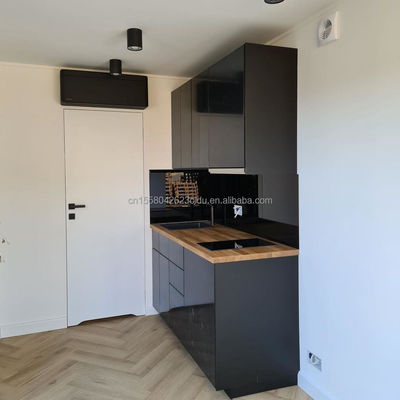 Hôtel d'une chambre à coucher Container de livraison noir Maison en acier Porte de luxe Maison en bois préfabriquée de 20 pieds avec cuisine et salle de bain