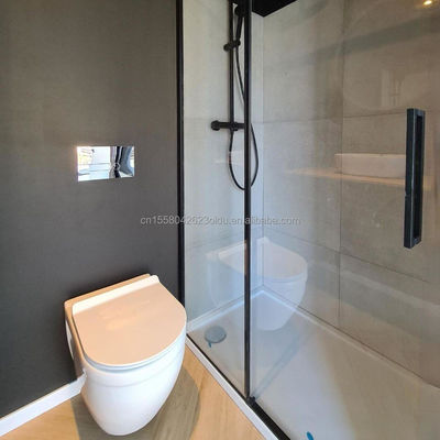 Hôtel d'une chambre à coucher Container de livraison noir Maison en acier Porte de luxe Maison en bois préfabriquée de 20 pieds avec cuisine et salle de bain