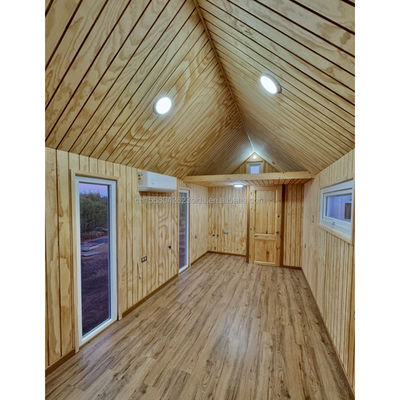 Modern Triangular Resort Hotel maison de conteneurs préfabriquée avec un lit salle de bain cuisine et jardin Fonctionnalités de la porte du panneau sandwich