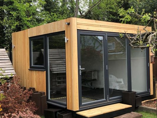 Maison de conteneur de transport préfabriqué de luxe avec cadre en acier et fenêtres