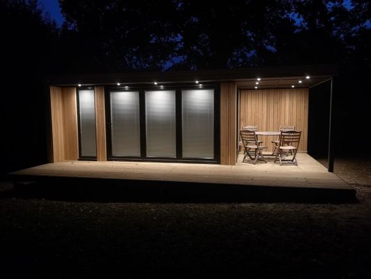 Maison de conteneur de transport préfabriqué de luxe avec cadre en acier et fenêtres